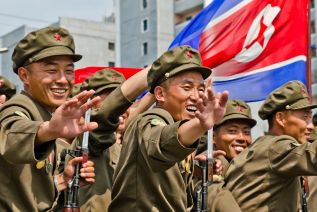 Visages souriants lors de la parade militaire à Pyongyang